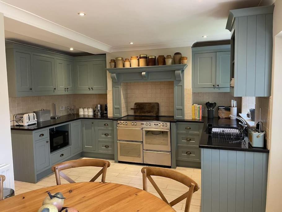 Holly Cottage, 2, Northbrook Park, Farnham-Up To 6 Adults Esterno foto