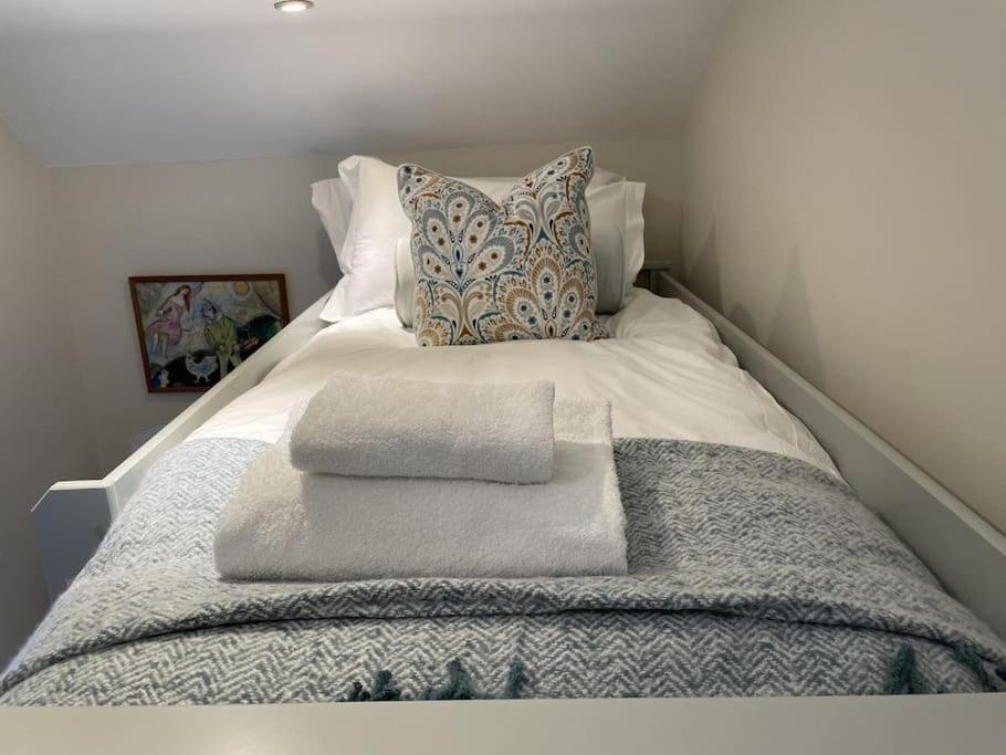 Holly Cottage, 2, Northbrook Park, Farnham-Up To 6 Adults Esterno foto