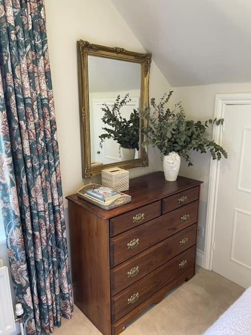 Holly Cottage, 2, Northbrook Park, Farnham-Up To 6 Adults Esterno foto