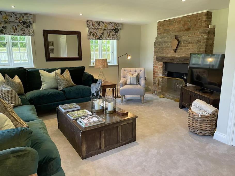 Holly Cottage, 2, Northbrook Park, Farnham-Up To 6 Adults Esterno foto